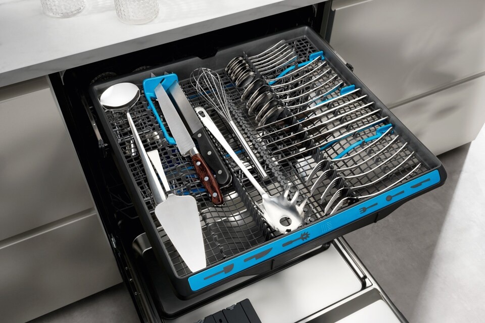 cutlery-drawer-versus-basket-960x640